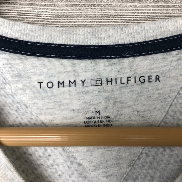 Vintage Basic Tommy Hilfiger V Neck - Picture 3 of 5